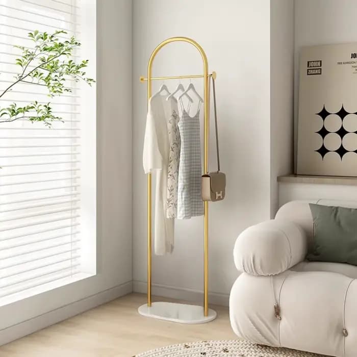 Porte-vêtements sur pied