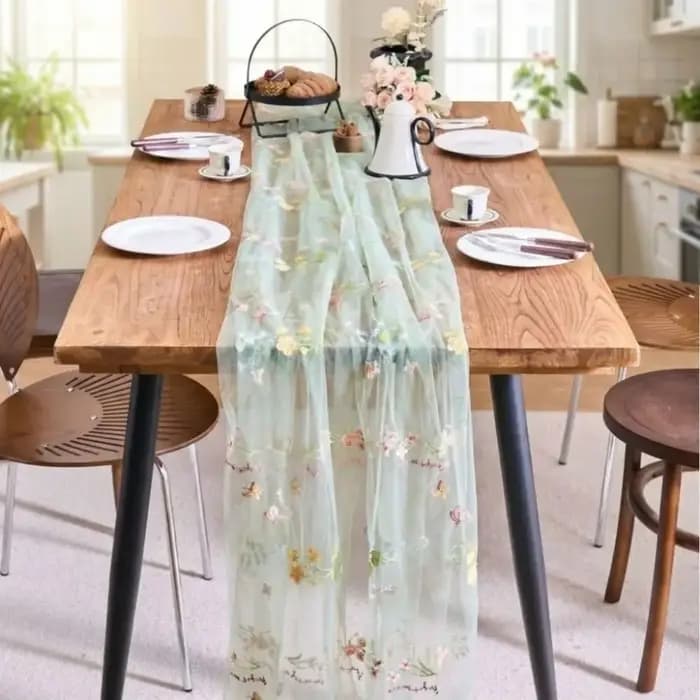 Chemin de table vintage français brodé de fleurs