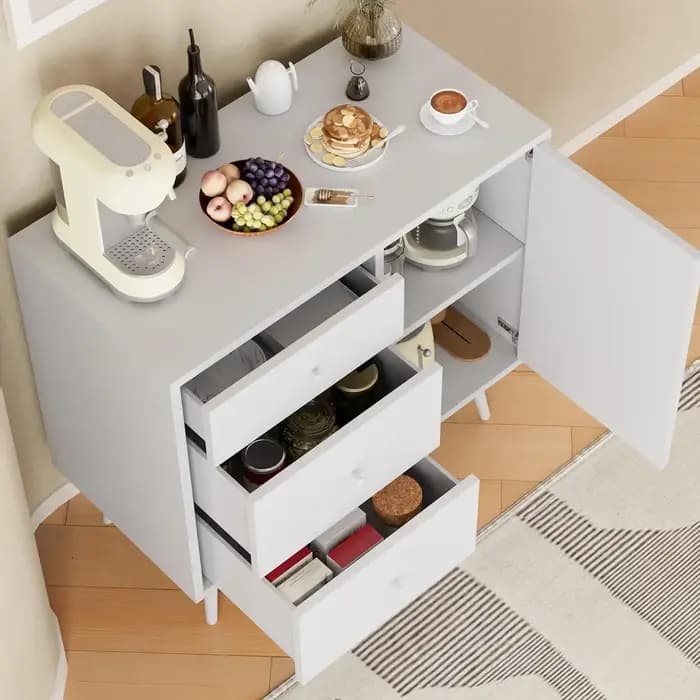 Armoire de planche avec porte et égouts à proximité de stockage
