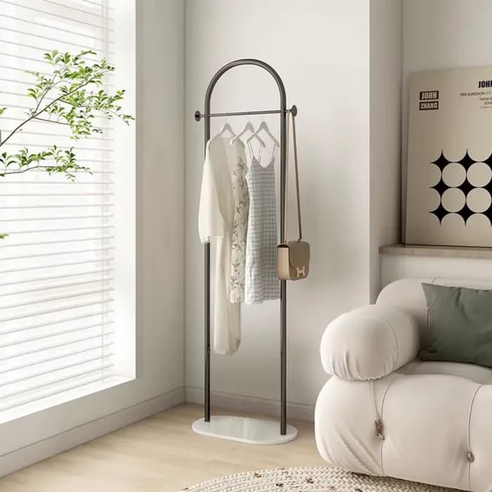 Porte-vêtements sur pied
