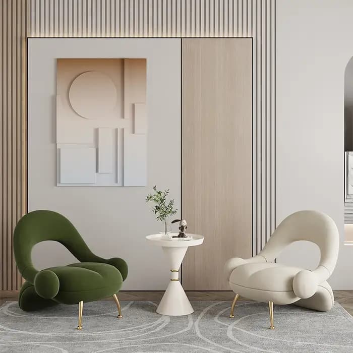 Fauteuil d'appoint moderne de luxe couleur crème avec design incurvé organique et pieds en métal dor