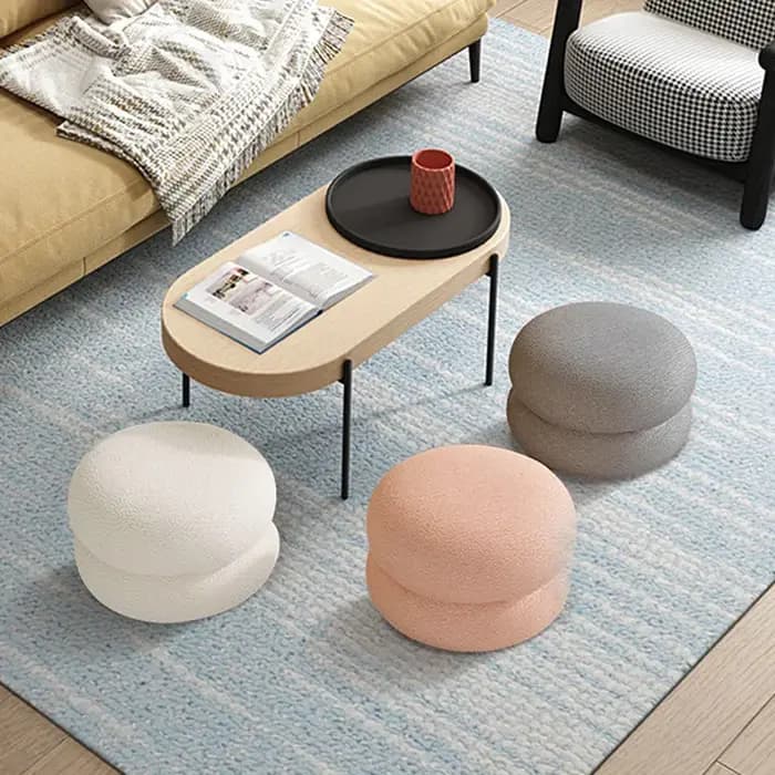Tabouret rond en laine d'agneau crème, petit repose-pieds, maison, salon, entrée, changement de chaussures, siège, porte de jetée