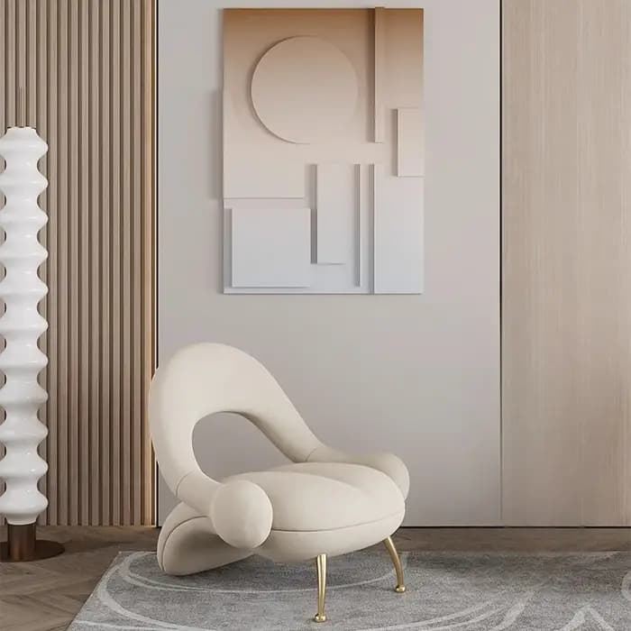 Fauteuil d'appoint moderne de luxe couleur crème avec design incurvé organique et pieds en métal dor