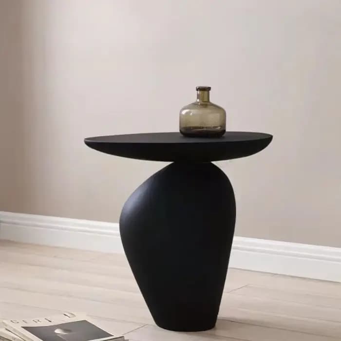 Table basse moderne créative en forme de galet, quelques tables basses noires de forme spéciale pour
