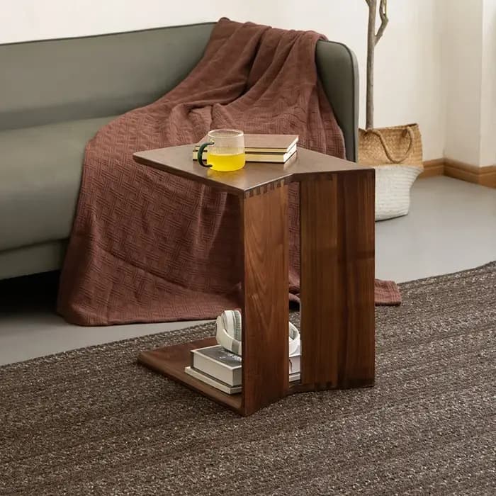 Table d'appoint nordique en forme de C