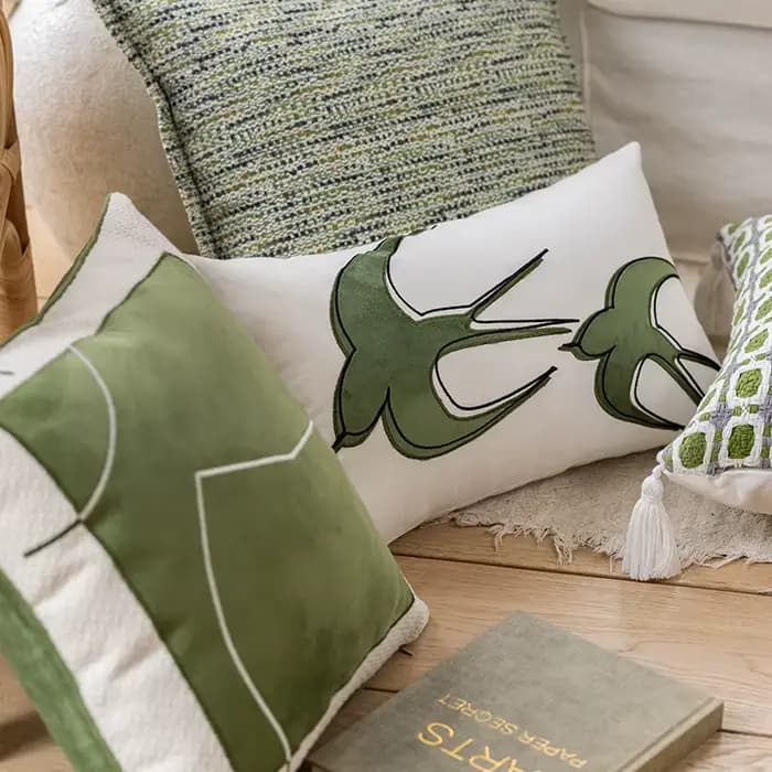 Housses de coussin vert sauge brodées d'oiseaux et de feuilles