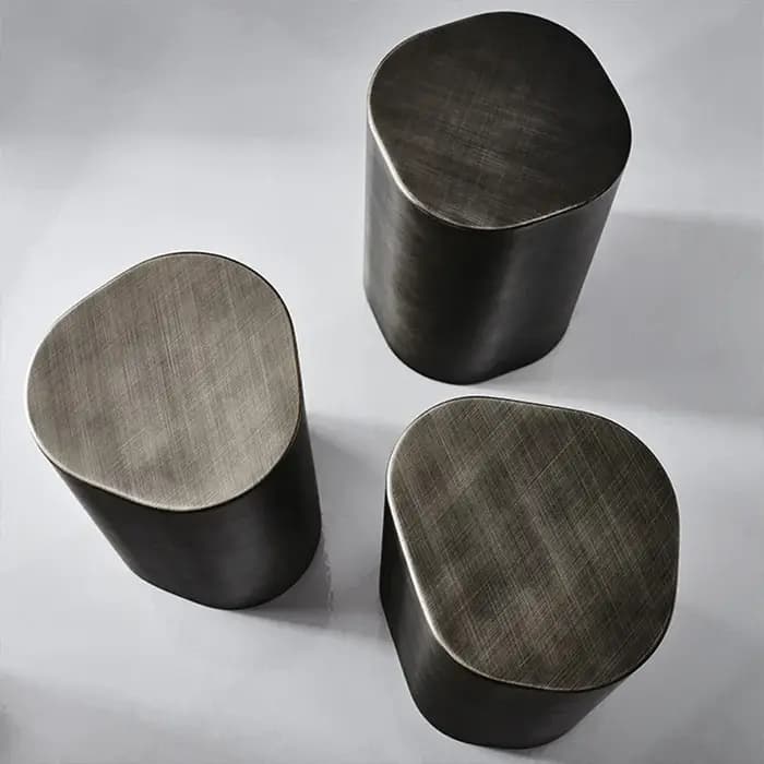 Table d'appoint élégante à cylindre ovale métallique dans une couleur bronze riche, parfaite pour l'