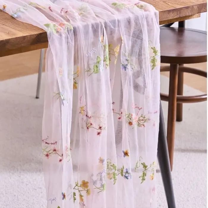 Chemin de table vintage français brodé de fleurs