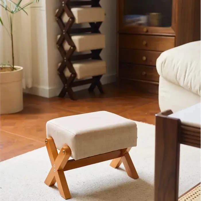 Petit tabouret en bois massif