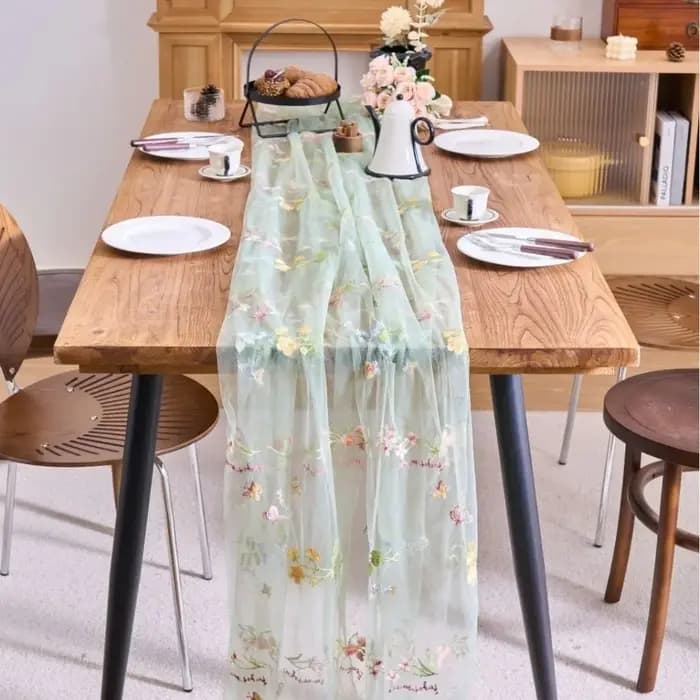 Chemin de table vintage français brodé de fleurs