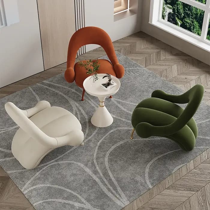 Fauteuil d'appoint moderne de luxe couleur crème avec design incurvé organique et pieds en métal dor