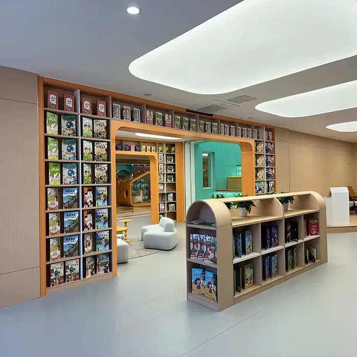 Bibliothèque du sol au plafond en bois massif