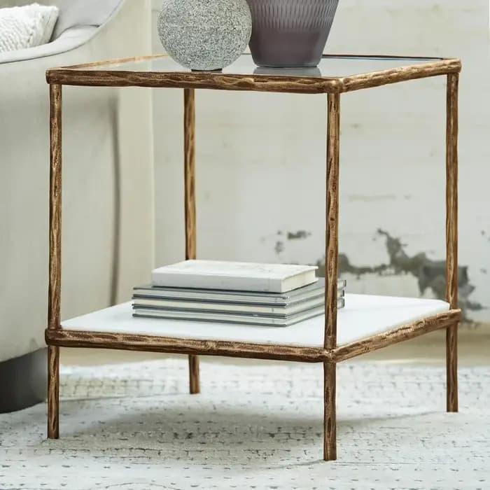 Table d'appoint contemporaine, finition laiton antique 21"P x 21"L x 25"H 53 livres