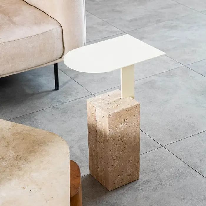 Table d'appoint en forme de C