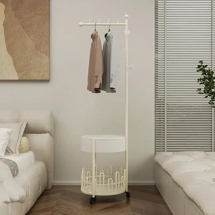 Porte-vêtements en métal avec étagères pour salon