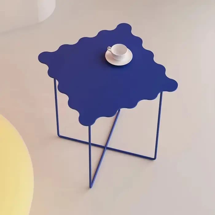 Table basse nordique ondulée bleue
