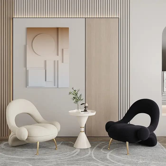 Fauteuil d'appoint moderne de luxe couleur crème avec design incurvé organique et pieds en métal dor
