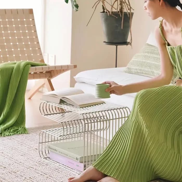 Une table basse minimaliste moderne multifonctionnelle pour le salon, avec des accents métalliques e
