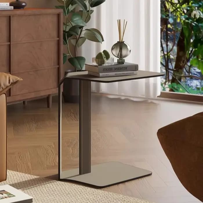 Table d'appoint en cuir en forme de C