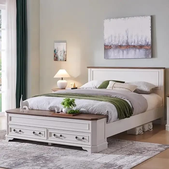Lit king-size style farmhouse avec tête de lit et banc de rangement, lit plateforme en bois rustique