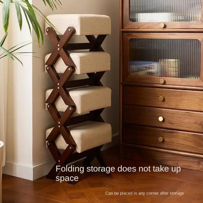 Petit tabouret en bois massif