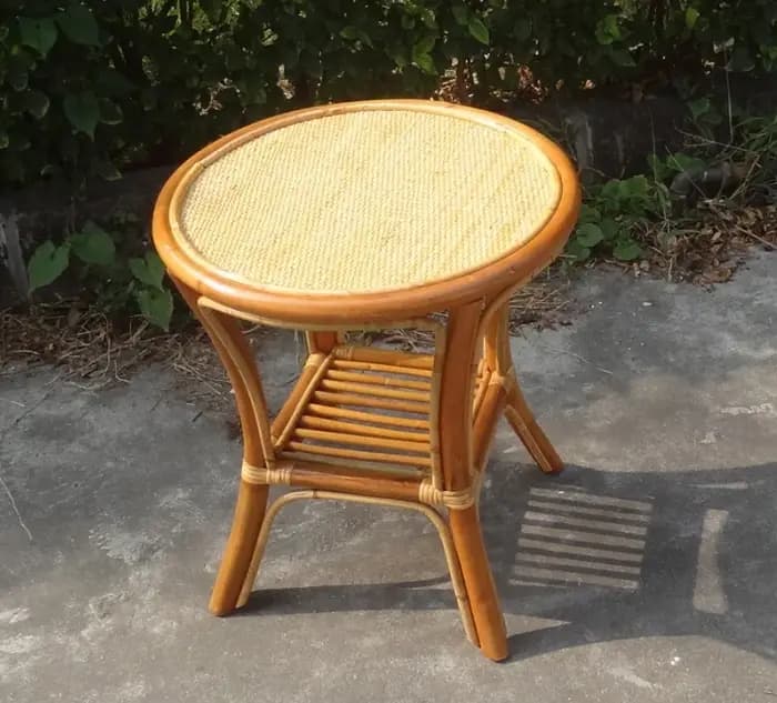 Table basse ronde artistique en rotin