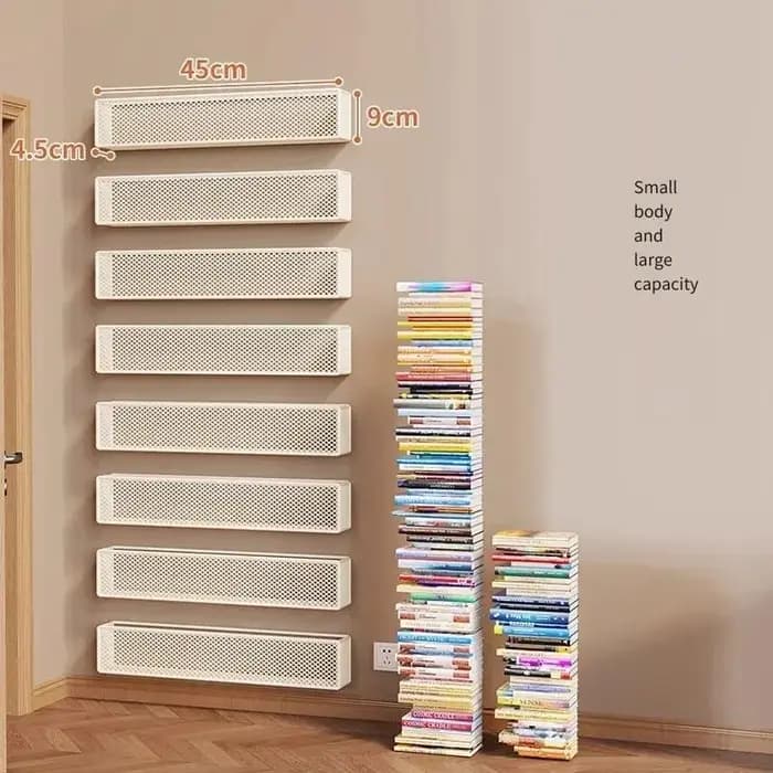 Bibliothèque murale derrière la porte
