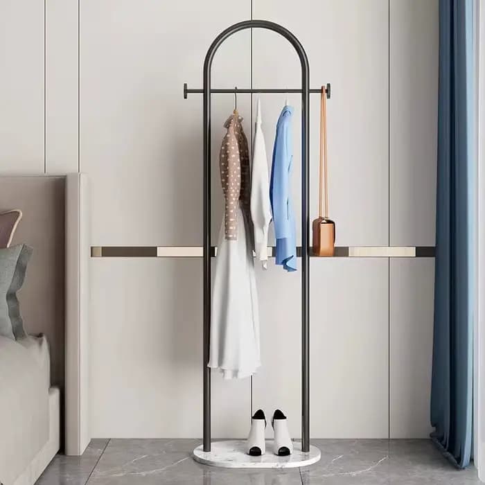 Porte-vêtements sur pied