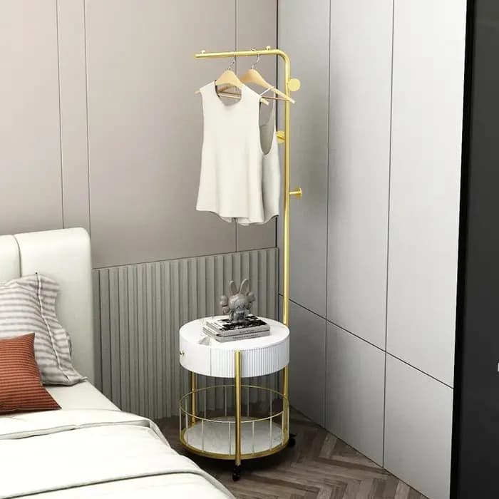 Porte-vêtements en métal avec étagères pour salon