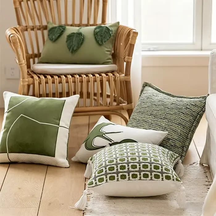 Housses de coussin vert sauge brodées d'oiseaux et de feuilles