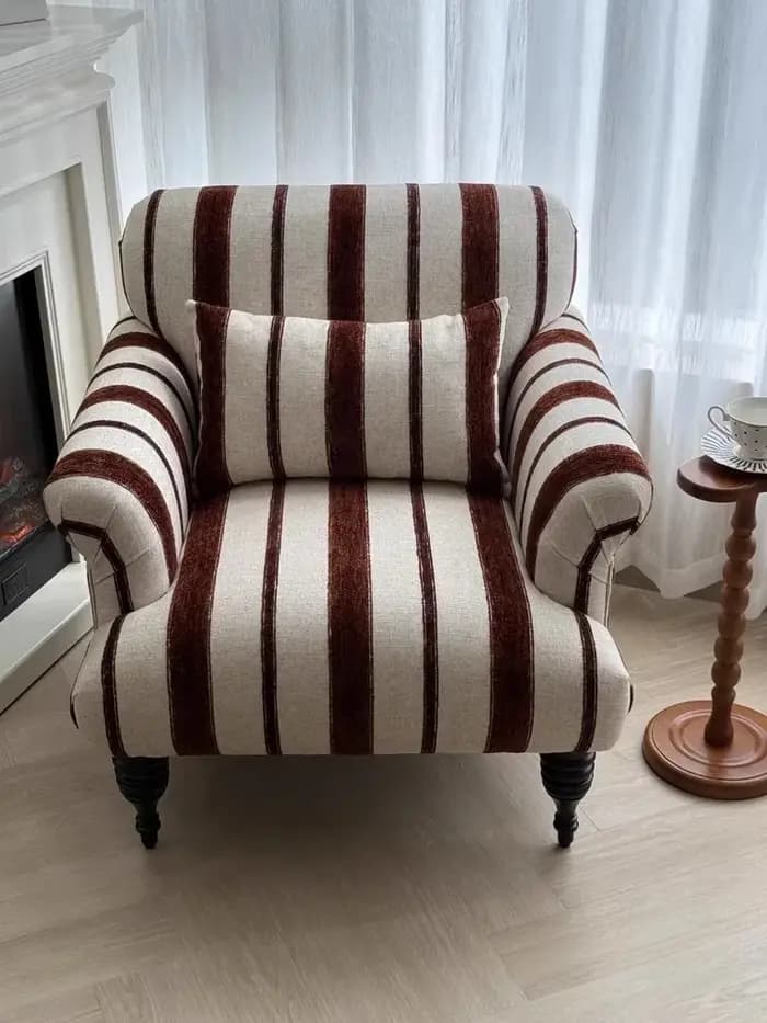 Fauteuil lounge d'inspiration vintage avec support lombaire, idéal pour la détente dans le salon ou