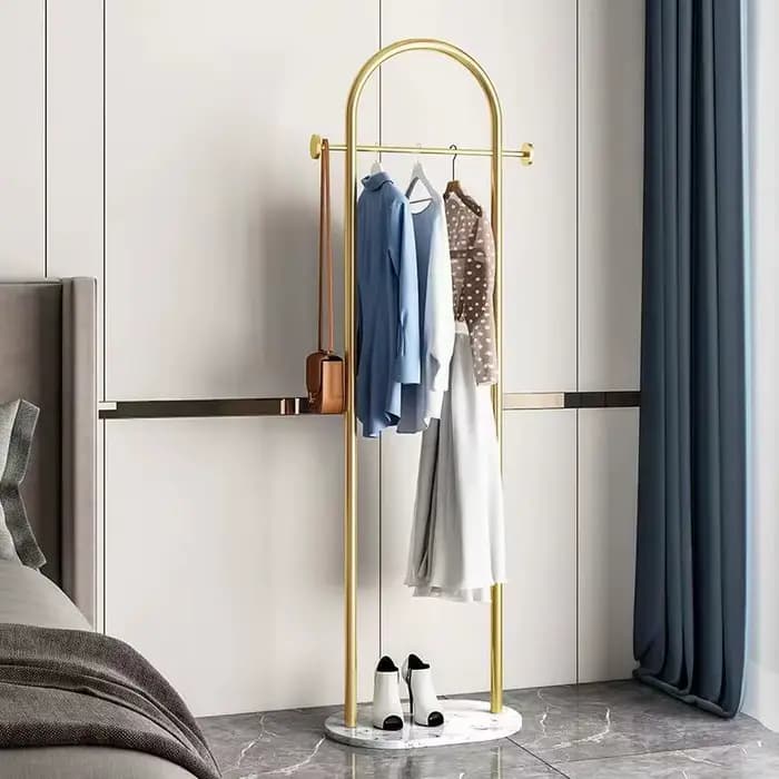 Porte-vêtements sur pied