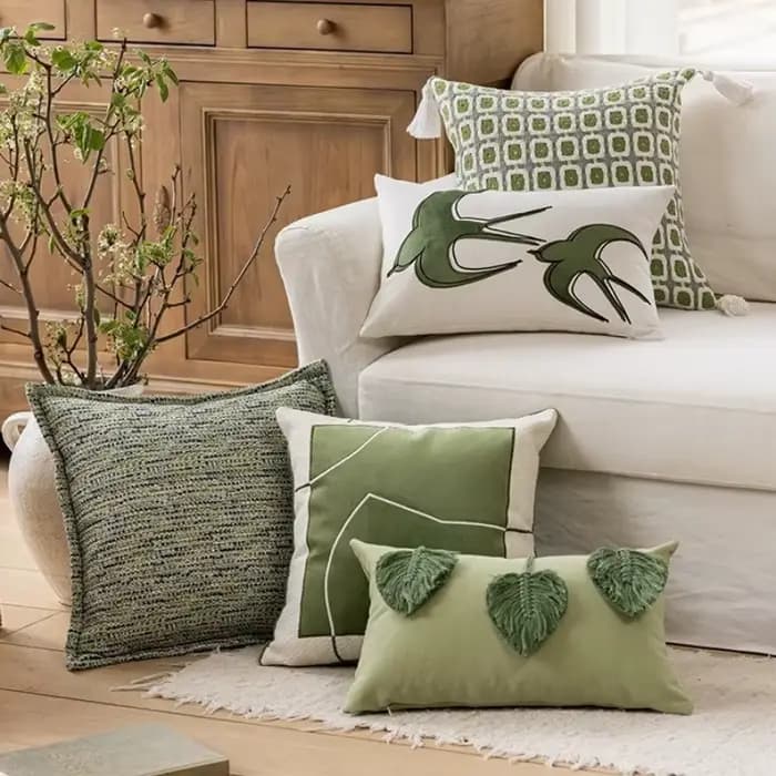 Housses de coussin vert sauge brodées d'oiseaux et de feuilles