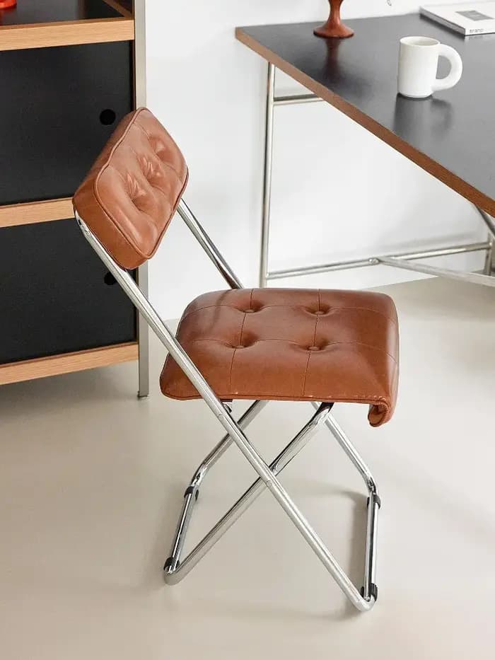 Chaise pliante nordique en cuir huilé et métal