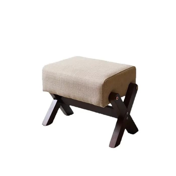Petit tabouret en bois massif