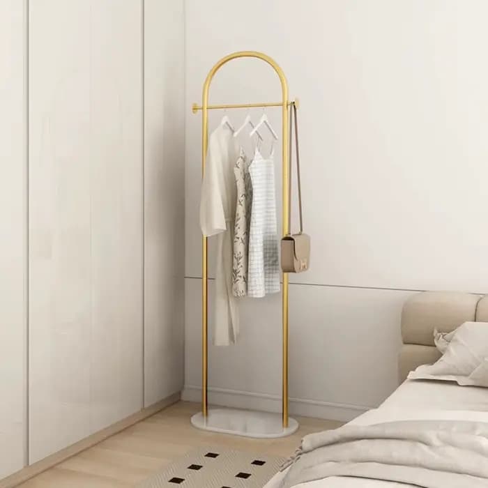 Porte-vêtements sur pied