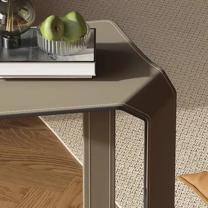 Table d'appoint en cuir en forme de C