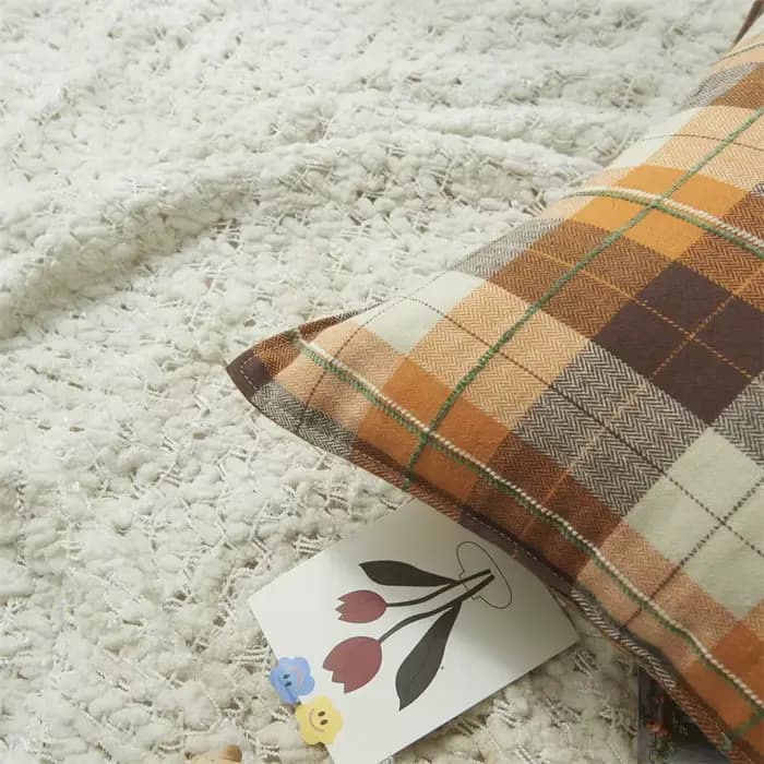 Juste de coussin floquée à carreaux