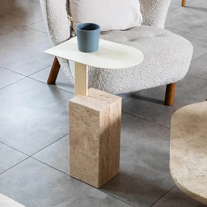 Table d'appoint en forme de C