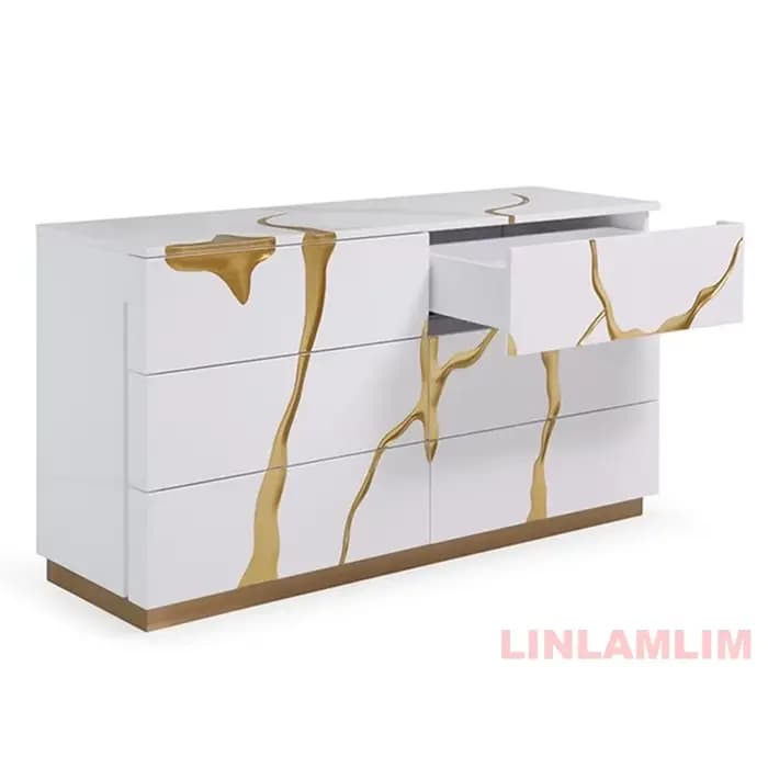 Buffet moderne au design abstrait doré