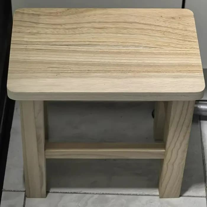 Nouveau tabouret en bois massif