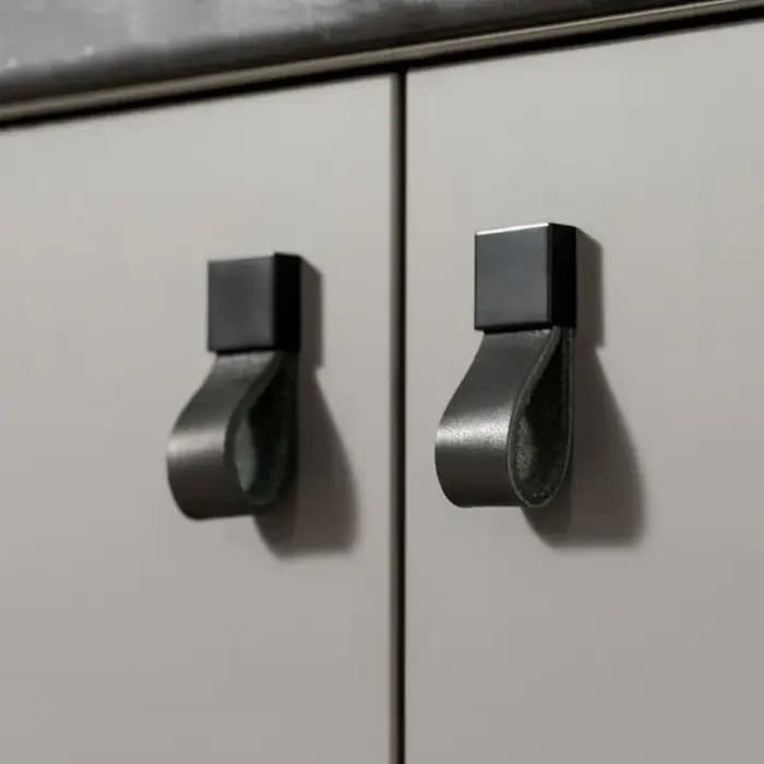 Armoire de cuisine en cuir de vachette noir marron Foy