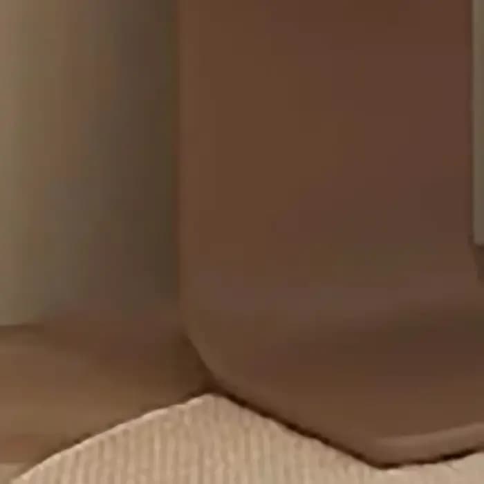 Il y a de nombreux meubles de haute qualité et très beaux dans le magasin