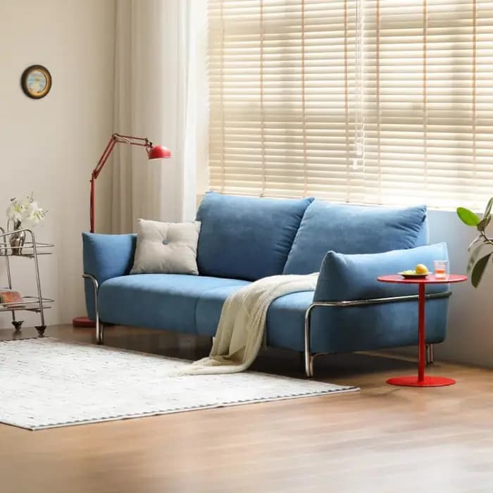 Canapé de salon bleu moderne, luxe minimaliste, intérieur d'appartement, canapé de salon romantique