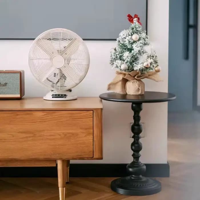 Petite table ronde en fer nordique