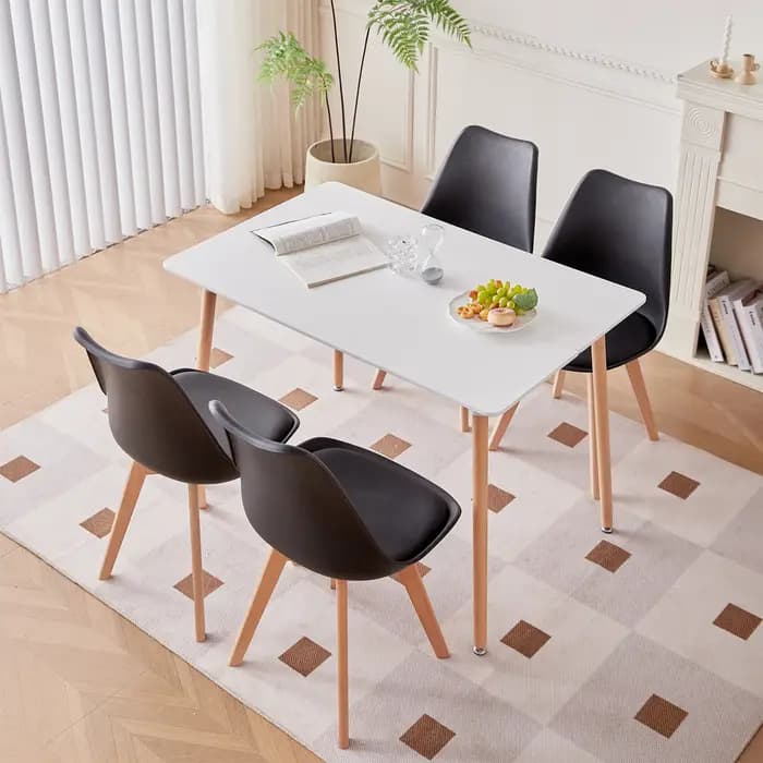 Un ensemble de 2/4/6 chaises de salle à manger du milieu du siècle, chaise longue en plastique de St
