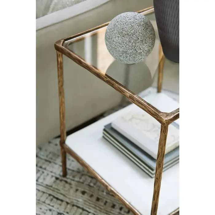 Table d'appoint contemporaine, finition laiton antique 21"P x 21"L x 25"H 53 livres