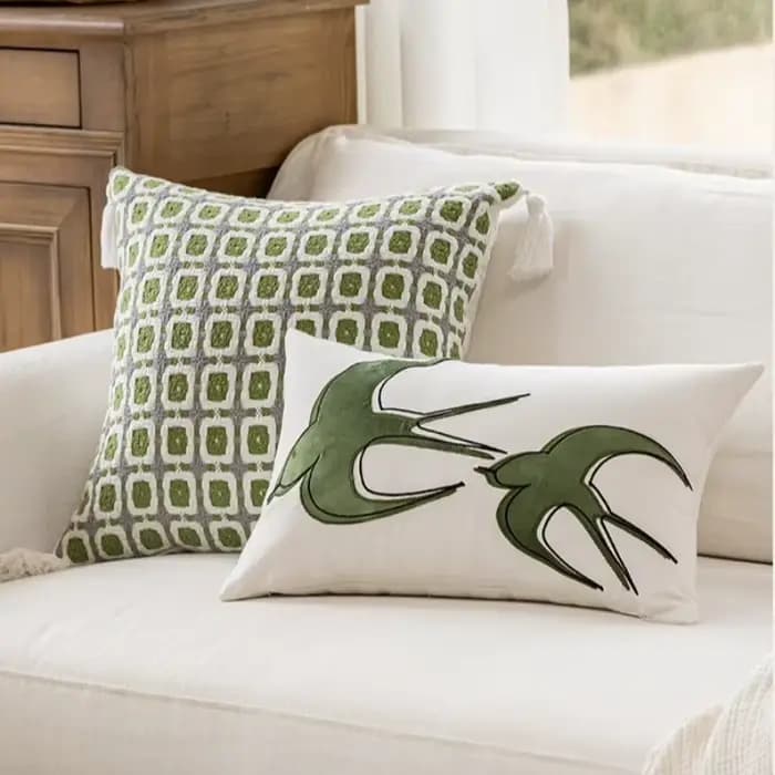 Housses de coussin vert sauge brodées d'oiseaux et de feuilles