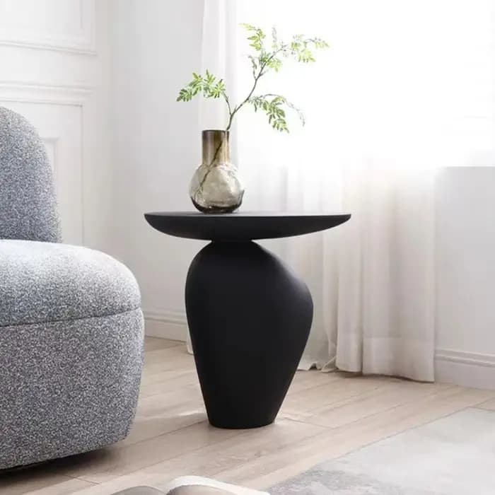 Table basse moderne créative en forme de galet, quelques tables basses noires de forme spéciale pour