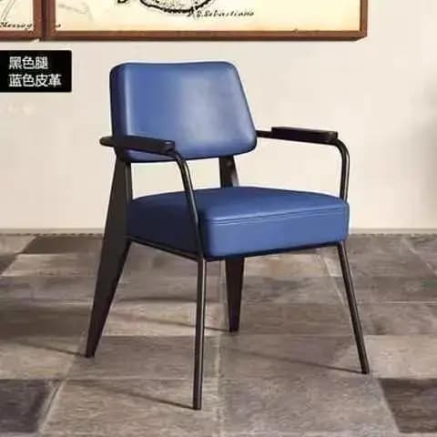 Chaise de salle à manger en fer forgé, style luxe léger, pour négociations, usage domestique, avec dossier en cuir, style café, chaise simple nordique avec accoudoirs, décontractée.